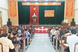 Chủ tịch UBND huyện Kbang đối thoại với nhân viên y tế