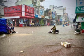 Nhiều nơi ở Bình Định tiếp tục chìm trong biển nước, một người chết vì lũ