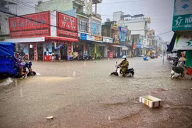 Nhiều nơi ở Bình Định tiếp tục chìm trong biển nước, một người chết vì lũ