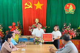 Tặng máy vi tính để bàn cho trường học 2 xã biên giới