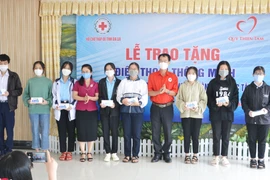 Gia Lai: Trao 20 chiếc điện thoại thông minh cho học sinh khó khăn