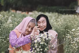 Hai cụ bà chụp ảnh với cúc họa mi, tạo dáng trẻ trung 'đốn tim' dân mạng