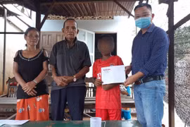 Cách chức hiệu trưởng giữ học bạ của học trò nghèo không có tiền đóng quỹ