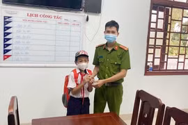 Học trò lớp 4 nhặt được nhẫn vàng liền nhờ công an xã tìm người đánh rơi