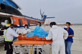 Trực thăng vượt biển trong đêm cứu ngư dân gặp nạn