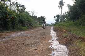 Đắk Lắk: Xe thi công đại lộ cày nát đường dân sinh