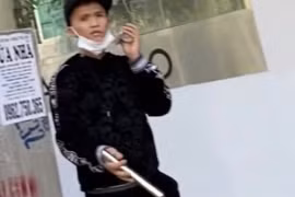 Nam thanh niên rút dao thị uy với Cảnh sát 141