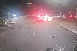 Pleiku: "Xế hộp" tông sập hơn 40 m dải phân cách