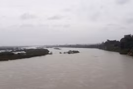 Ia Pa: Nỗ lực tìm kiếm em Kpă Khuôn bị cuốn trôi khi bơi qua sông Ba