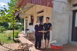 "Bà đỡ" của những học trò nghèo