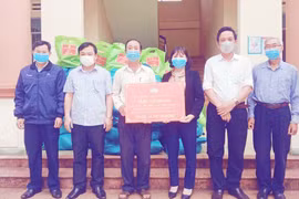 Gia Lai: Tặng 112 túi an sinh cho người dân khu phong tỏa tại xã Ia Sao