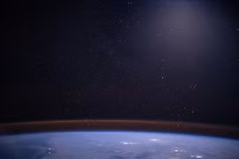 Tại sao bầu trời có màu xanh nhưng không gian lại là màu đen?