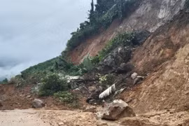 Kon Tum: Đường Trường Sơn Đông tiếp tục bị sạt lở, giao thông chia cắt