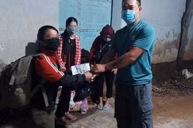 Tài xế trẻ Đắk Lắk giúp người lao động nghèo trở về quê