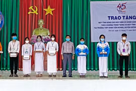 Tặng máy tính bảng cho 30 học sinh có hoàn cảnh khó khăn tại huyện Krông Pa