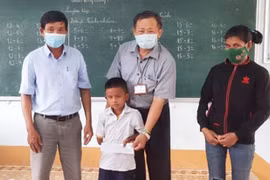 Kông Chro: Tặng quà cho gia đình khó khăn và học sinh khuyết tật