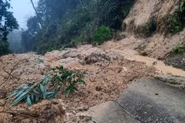 10.000m3 đất sạt lở, QL27C nối Đà Lạt - Nha Trang kẹt cứng