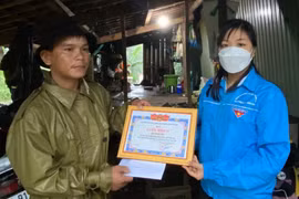 Vật lộn với dòng nước lũ cứu được 2 người