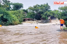 Gia Lai: Trắng đêm chiến đấu với lũ dữ để cứu người dân