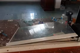 Bệnh viện dã chiến điều trị bệnh nhân Covid-19 bị đập phá