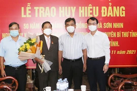 Gia Lai: Trao Huy hiệu 75 năm và 50 năm tuổi Đảng cho các đồng chí nguyên lãnh đạo tỉnh