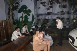 Đắk Lắk: Bị kiểm tra, chủ cơ sở karaoke đưa khách lên sân thượng để trốn