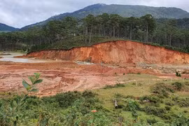 Lâm Đồng: Khai thác cát gây sạt lở núi, biến dạng dòng suối