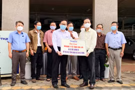 THACO bàn giao 3 xe cứu thương, 5 xe tiêm chủng cơ động cho Gia Lai