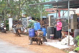 Điểm thu mua mủ cao su gây ô nhiễm môi trường