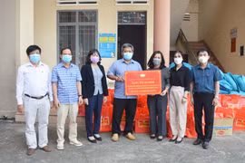 Tặng quà người dân trong khu vực phong tỏa tạm thời