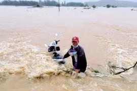 Đề nghị tặng huy hiệu Tuổi trẻ dũng cảm cho 2 thanh niên cứu người trong lũ