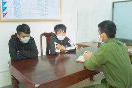 Đôi bạn tù tiếp tục đưa nhau quay lại... nhà giam