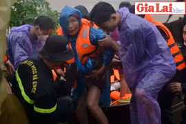 Ayun Pa: Giải cứu thành công 14 người mắc kẹt giữa dòng nước lũ