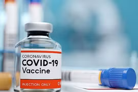 Tiêm 4 mũi vắc xin, người phụ nữ vẫn nhiễm Covid-19