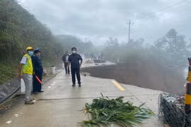 Kon Tum: Đường Trường Sơn Đông sạt lở nặng do mưa lớn