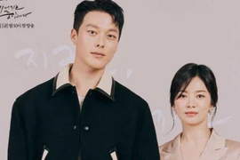 Song Hye Kyo đẹp nền nã, sánh đôi bên mỹ nam ra mắt phim mới