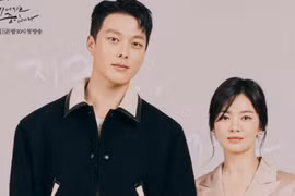 Song Hye Kyo đẹp nền nã, sánh đôi bên mỹ nam ra mắt phim mới