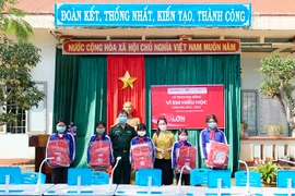 Viettel Gia Lai tặng học bổng cho học sinh nghèo học giỏi