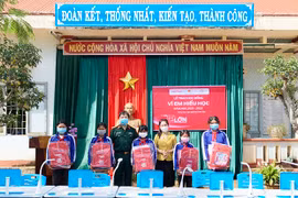 Viettel Gia Lai tặng học bổng cho học sinh nghèo học giỏi