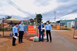 Thăm, tặng quà người dân khu phong tỏa xã Hà Bầu