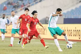 Giành chiến thắng sát sao, Ả Rập Saudi giữ vững ngôi đầu bảng