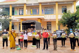 Chư Sê: Tặng 150 suất quà cho người dân khó khăn bởi dịch Covid-19