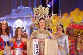 Khánh Ngân đăng quang Miss Globe 2017