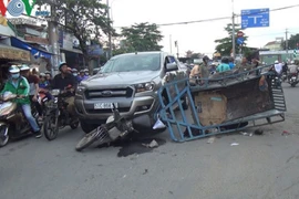 Xe bán tải kéo lê xe máy tự chế, người đàn ông nguy kịch