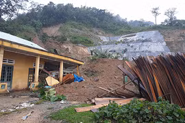 Sạt lở núi vùi lấp tám người ở Quảng Nam