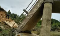 Lũ làm sập cầu ở Đak Lak, 245 hộ dân bị chia cắt