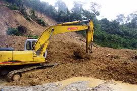 Kon Tum: Sạt lở đường Đông Trường Sơn, xã Ngọc Tem bị cô lập