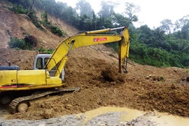 Kon Tum: Sạt lở đường Đông Trường Sơn, xã Ngọc Tem bị cô lập