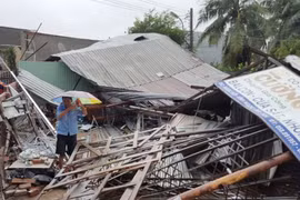 Bão số 12 "xé toang" TP Nha Trang