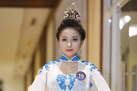 Cô gái Nghệ An mặc quân phục vừa xinh vừa hát hay